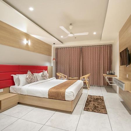 Hotel Silvera Grand Ahmedabad Bagian luar foto