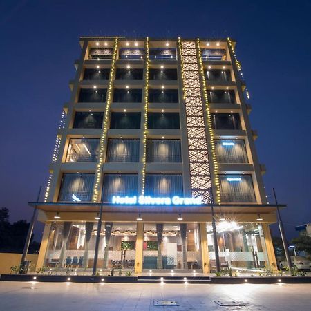 Hotel Silvera Grand Ahmedabad Bagian luar foto
