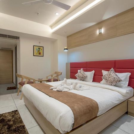 Hotel Silvera Grand Ahmedabad Bagian luar foto