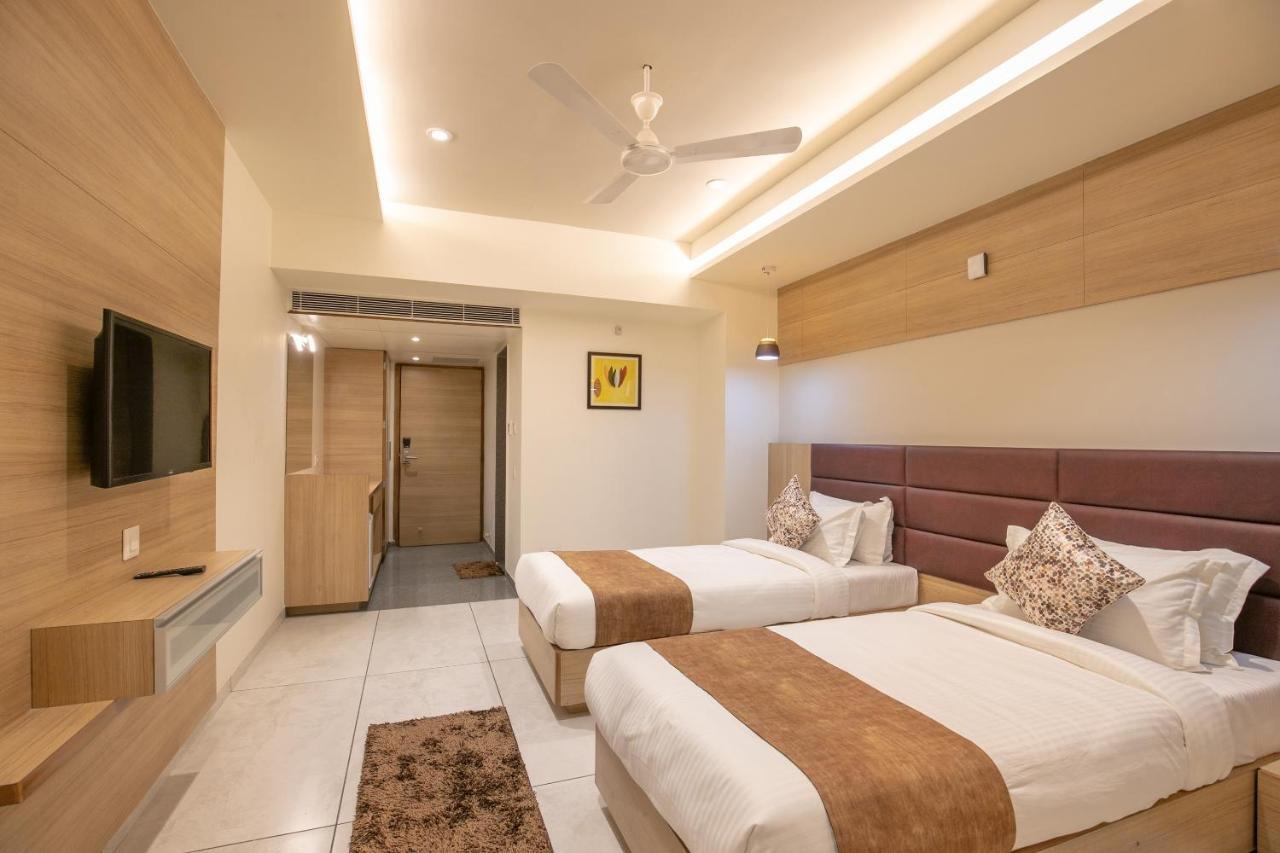 Hotel Silvera Grand Ahmedabad Bagian luar foto