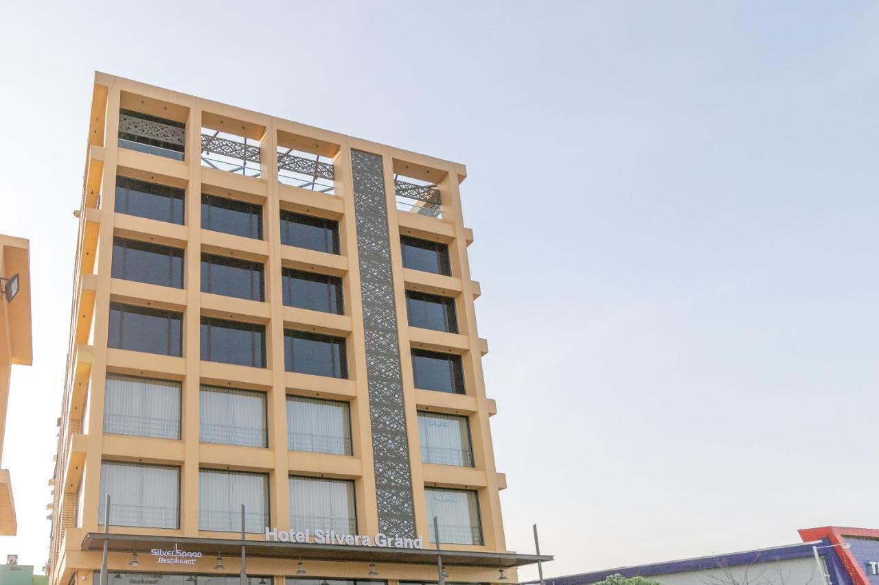 Hotel Silvera Grand Ahmedabad Bagian luar foto