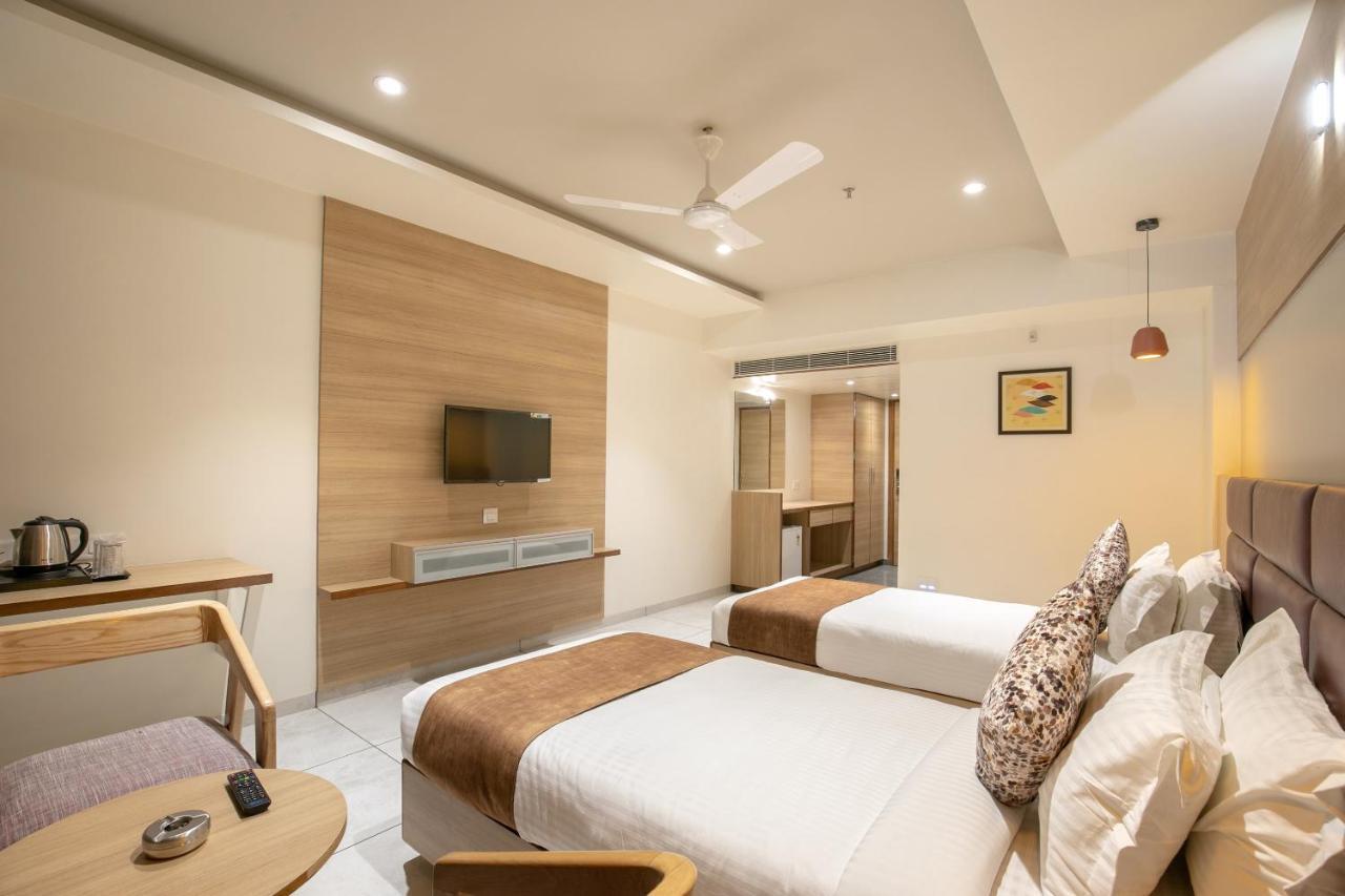 Hotel Silvera Grand Ahmedabad Bagian luar foto