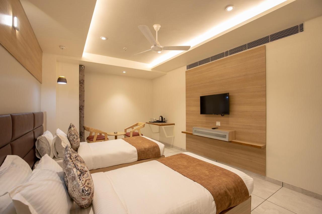 Hotel Silvera Grand Ahmedabad Bagian luar foto