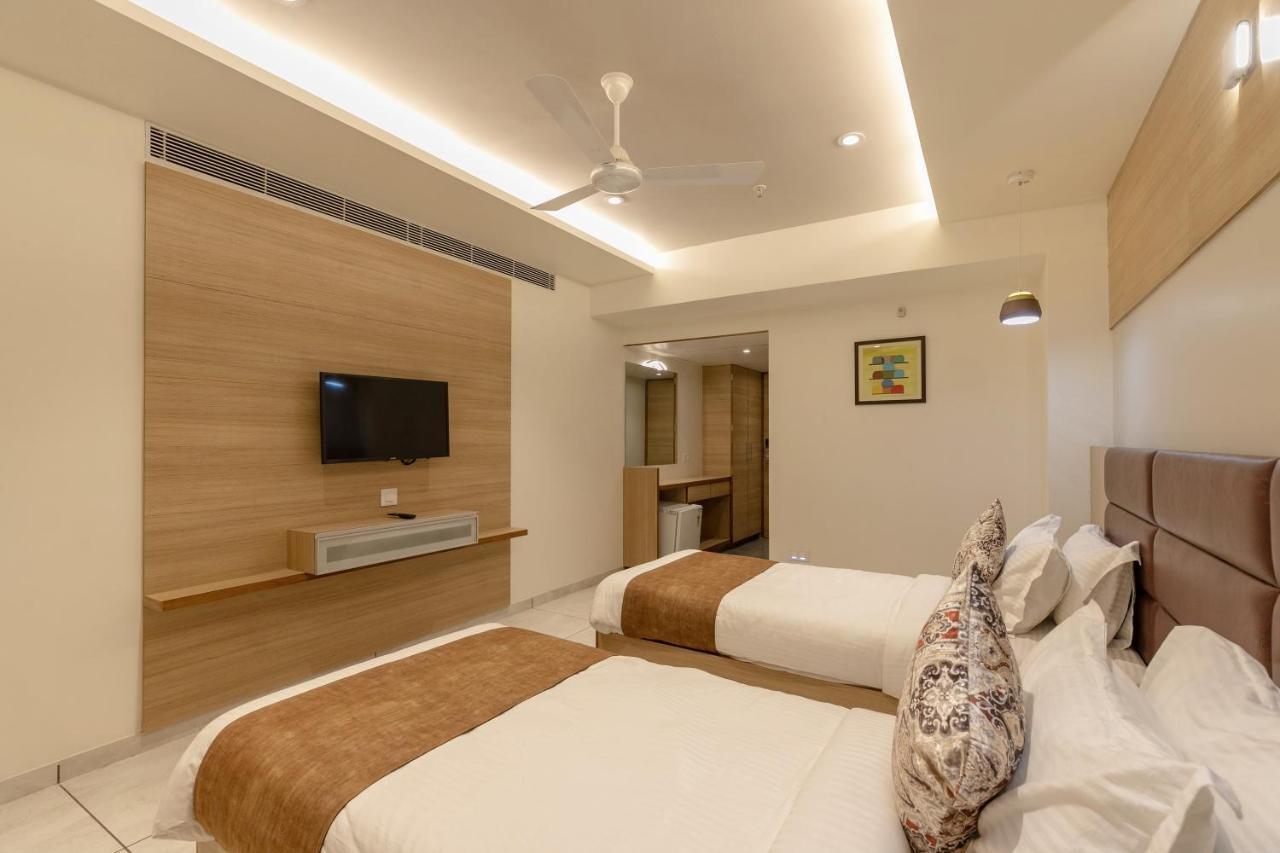 Hotel Silvera Grand Ahmedabad Bagian luar foto