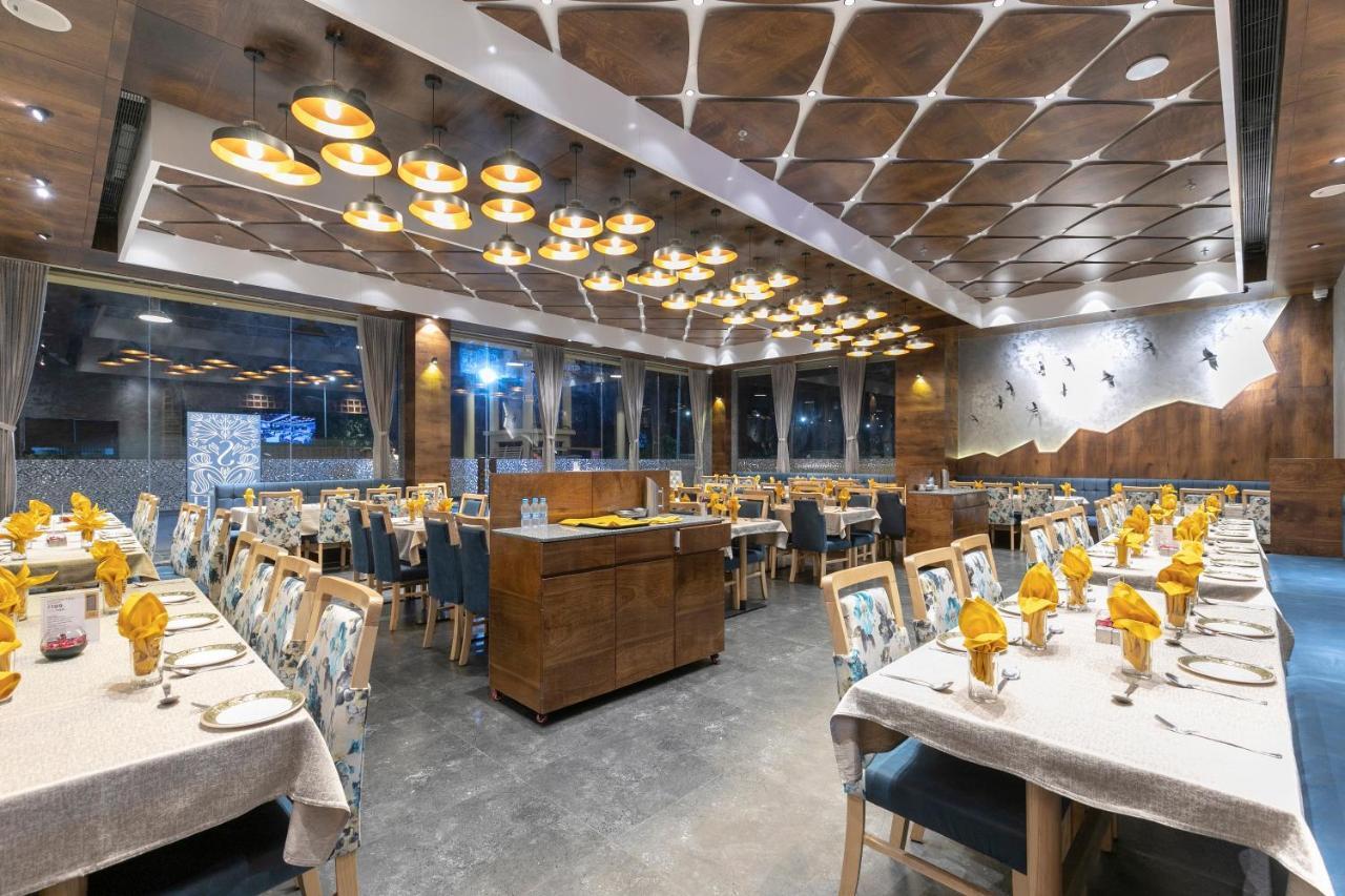 Hotel Silvera Grand Ahmedabad Bagian luar foto