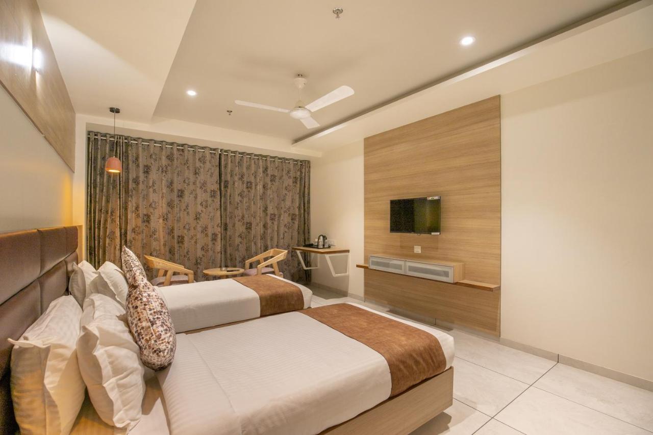 Hotel Silvera Grand Ahmedabad Bagian luar foto