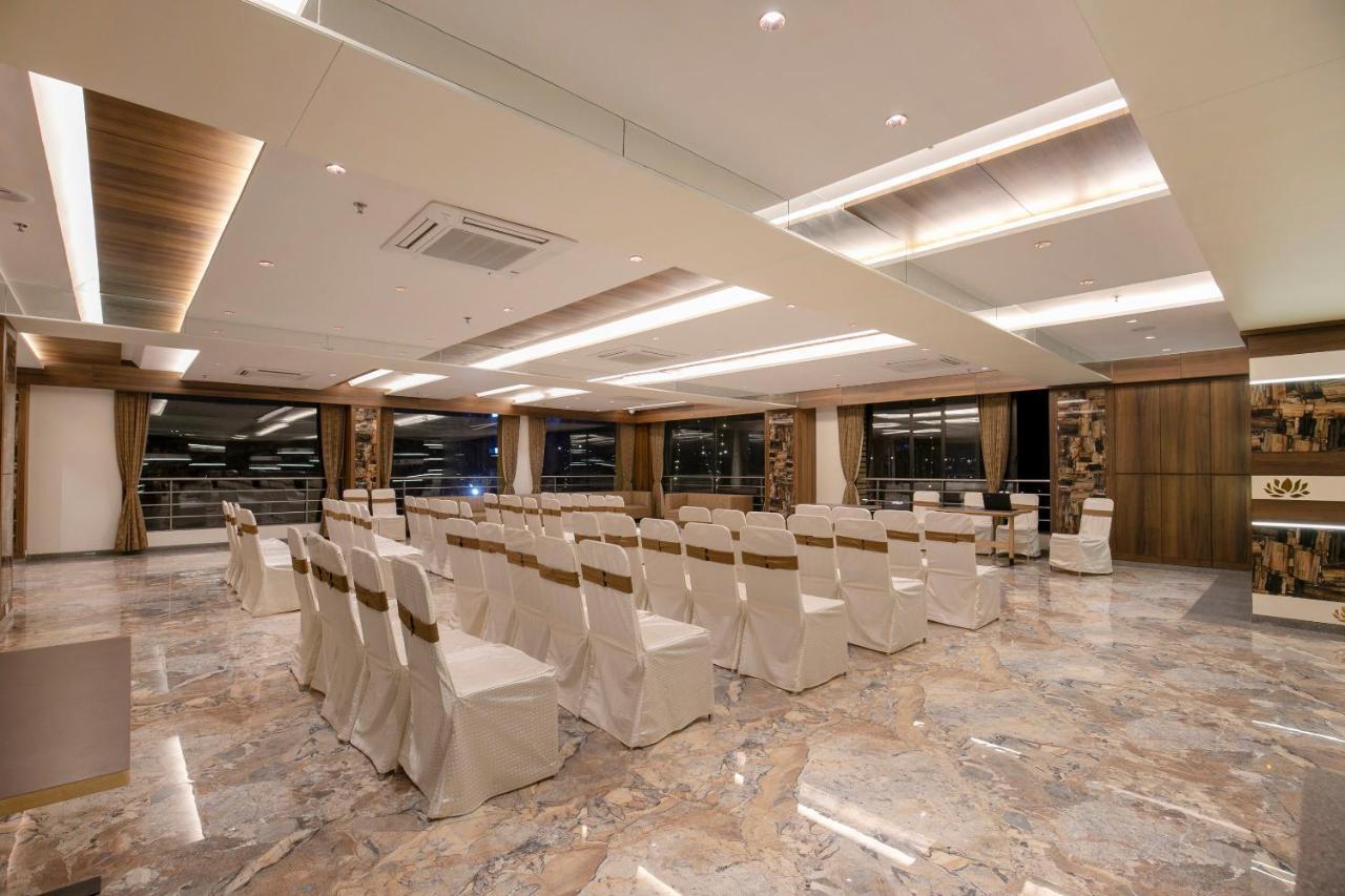 Hotel Silvera Grand Ahmedabad Bagian luar foto
