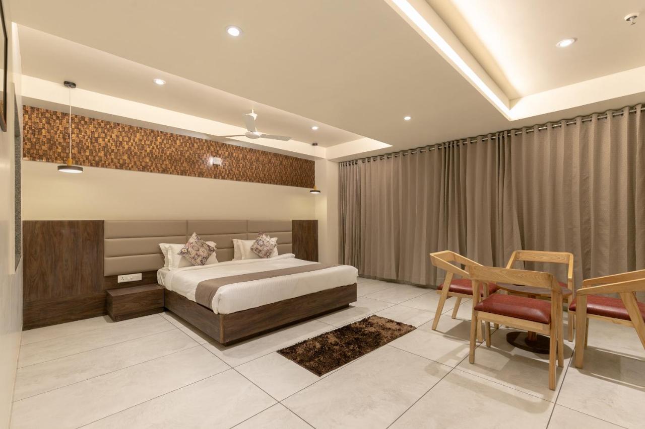 Hotel Silvera Grand Ahmedabad Bagian luar foto