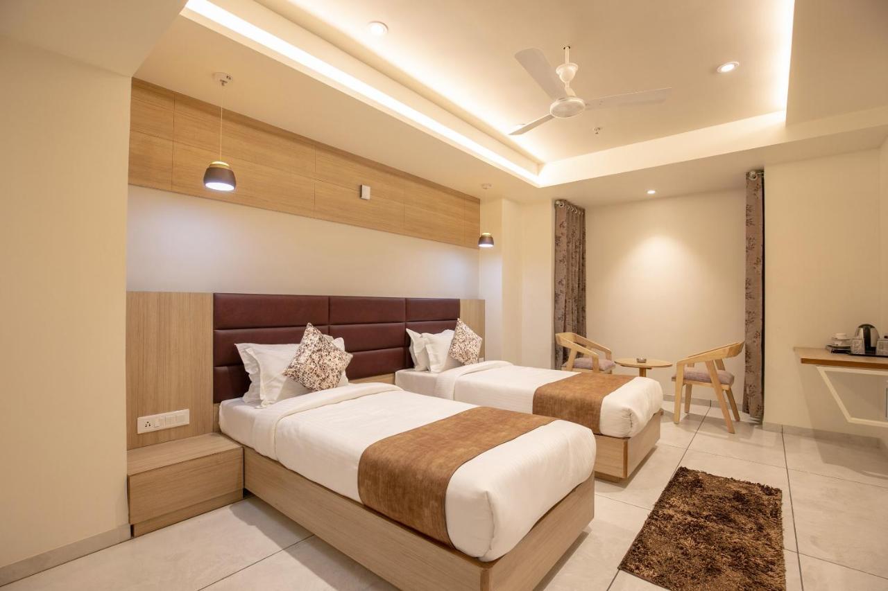 Hotel Silvera Grand Ahmedabad Bagian luar foto