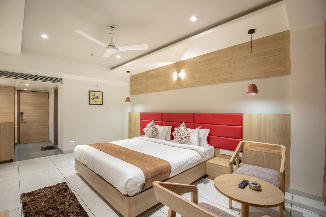 Hotel Silvera Grand Ahmedabad Bagian luar foto
