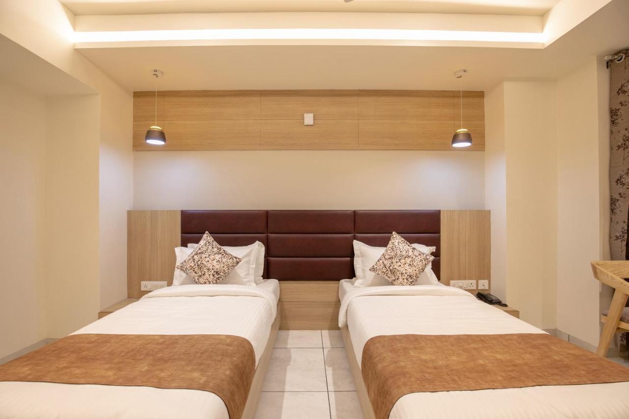 Hotel Silvera Grand Ahmedabad Bagian luar foto