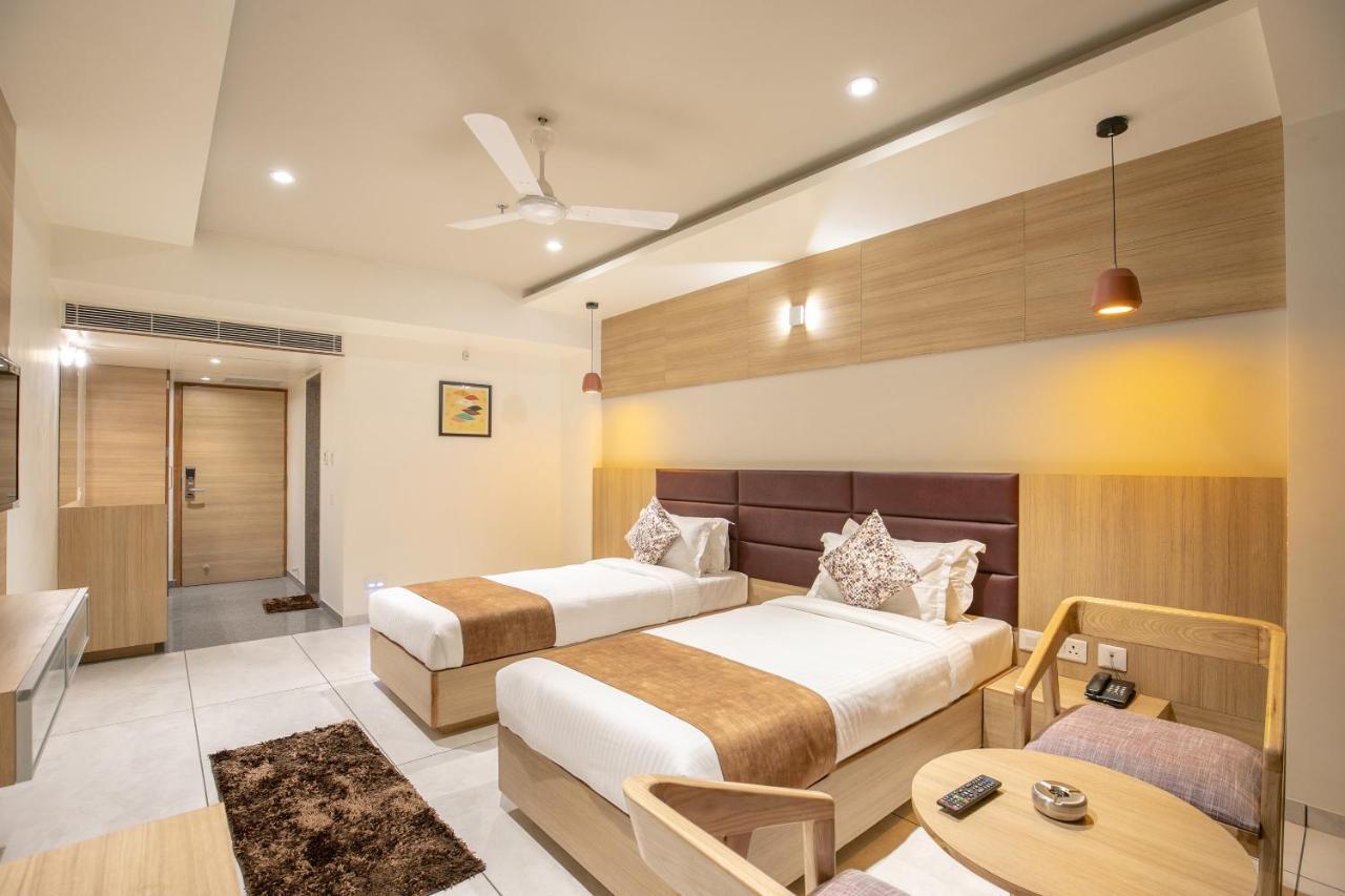 Hotel Silvera Grand Ahmedabad Bagian luar foto