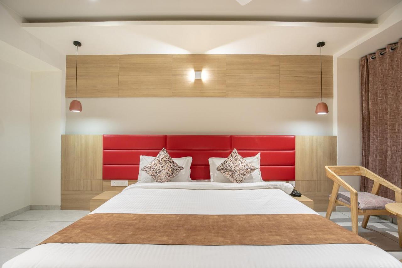 Hotel Silvera Grand Ahmedabad Bagian luar foto