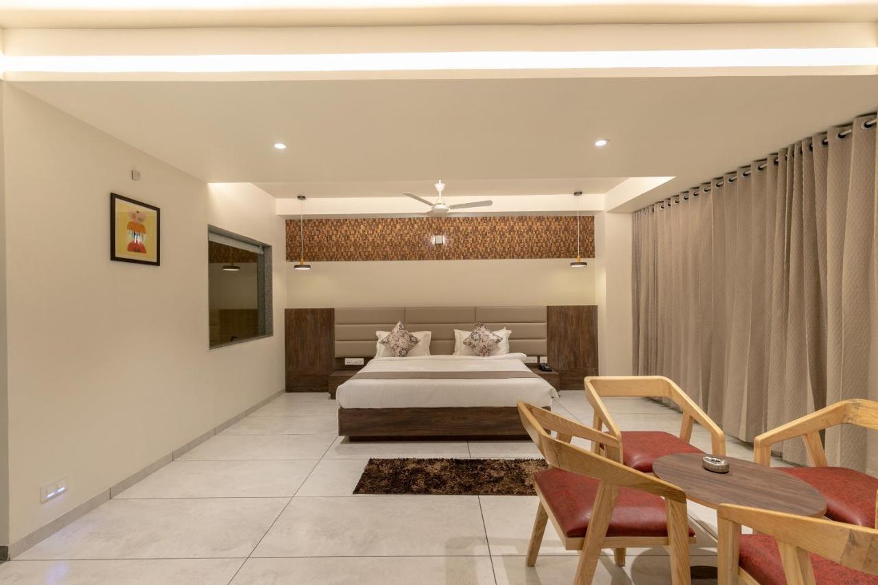 Hotel Silvera Grand Ahmedabad Bagian luar foto