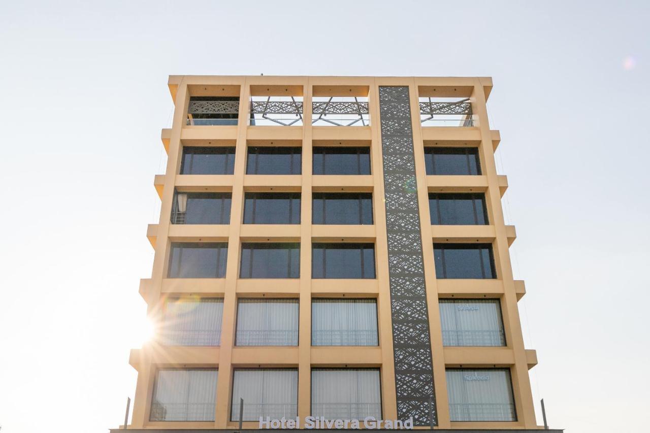 Hotel Silvera Grand Ahmedabad Bagian luar foto