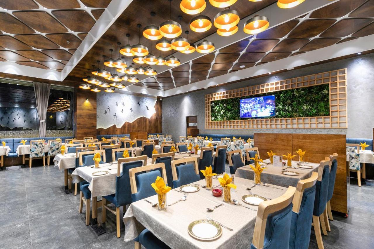 Hotel Silvera Grand Ahmedabad Bagian luar foto