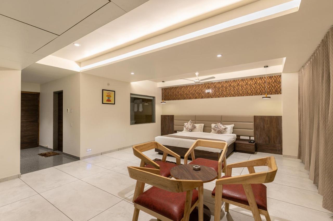 Hotel Silvera Grand Ahmedabad Bagian luar foto