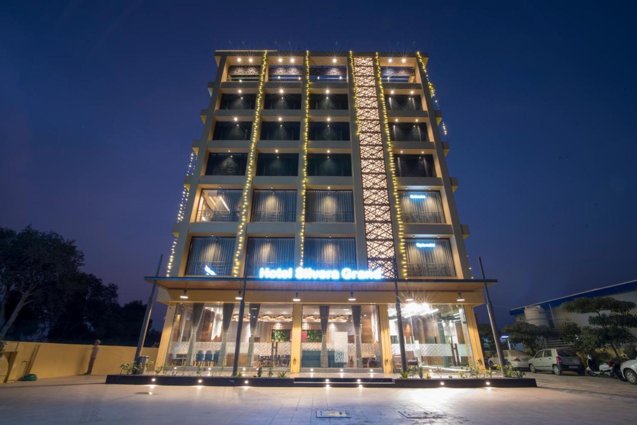 Hotel Silvera Grand Ahmedabad Bagian luar foto