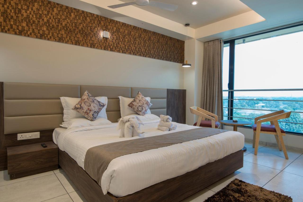 Hotel Silvera Grand Ahmedabad Bagian luar foto
