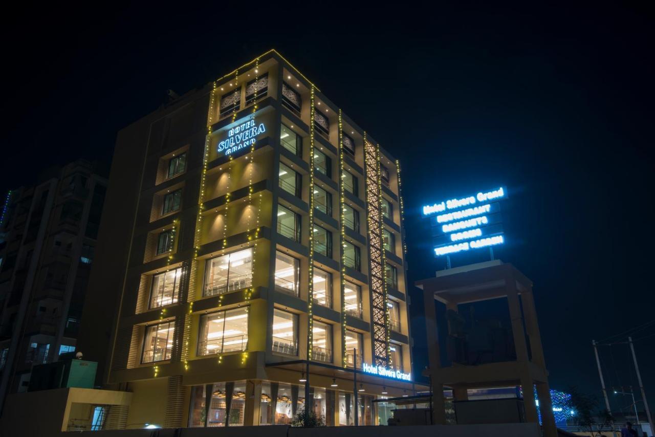 Hotel Silvera Grand Ahmedabad Bagian luar foto
