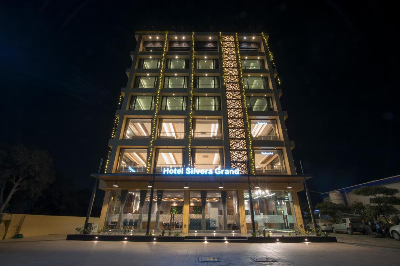 Hotel Silvera Grand Ahmedabad Bagian luar foto