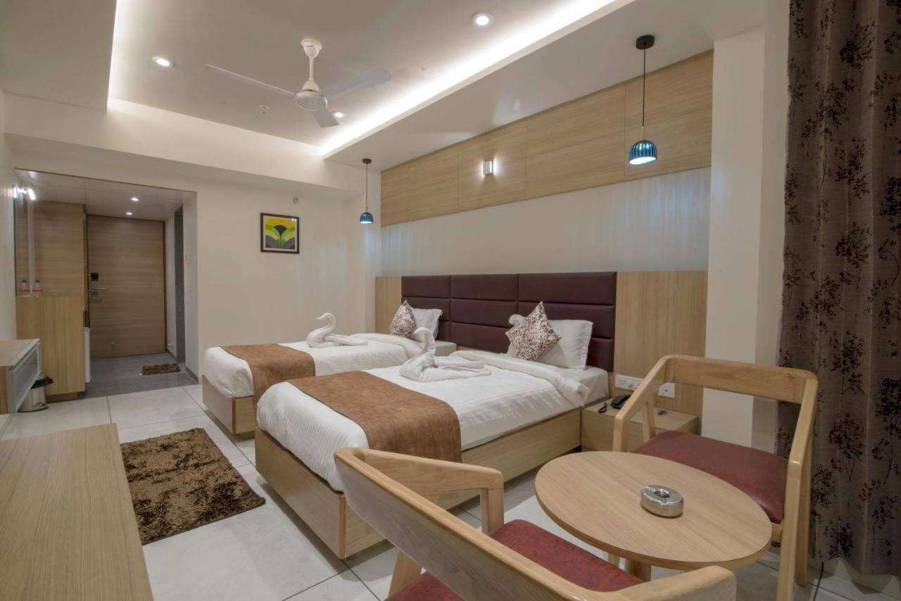 Hotel Silvera Grand Ahmedabad Bagian luar foto
