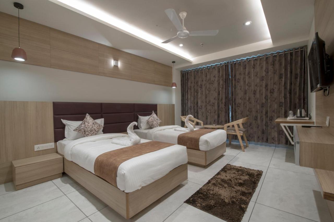 Hotel Silvera Grand Ahmedabad Bagian luar foto
