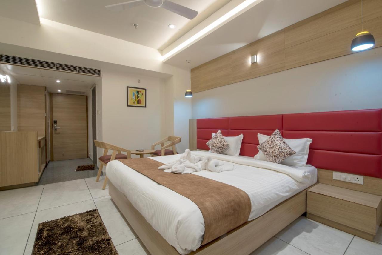 Hotel Silvera Grand Ahmedabad Bagian luar foto