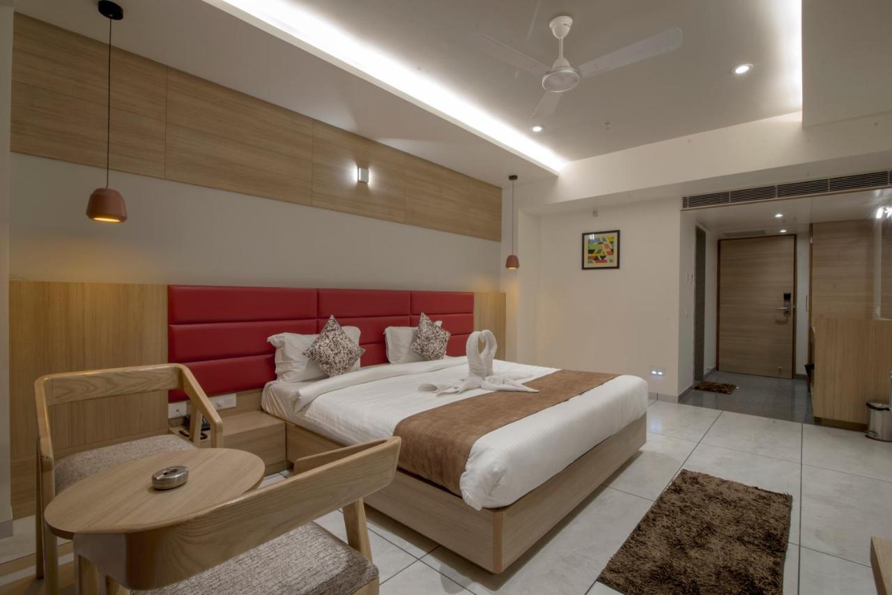 Hotel Silvera Grand Ahmedabad Bagian luar foto