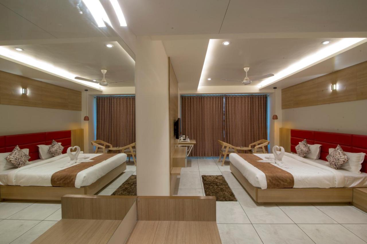Hotel Silvera Grand Ahmedabad Bagian luar foto