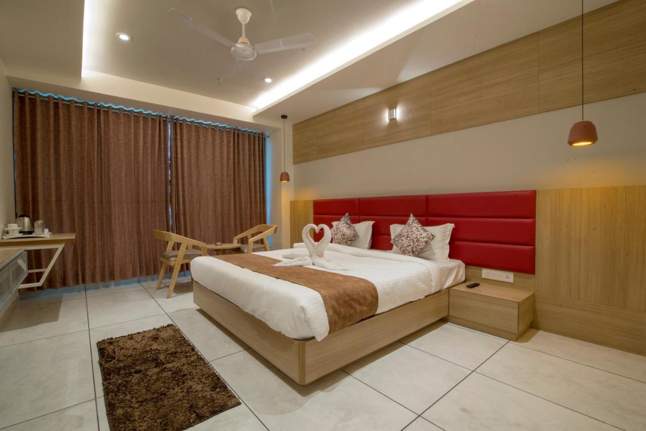 Hotel Silvera Grand Ahmedabad Bagian luar foto