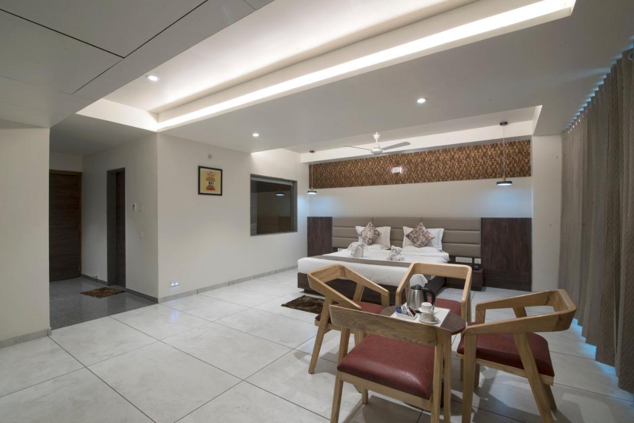 Hotel Silvera Grand Ahmedabad Bagian luar foto