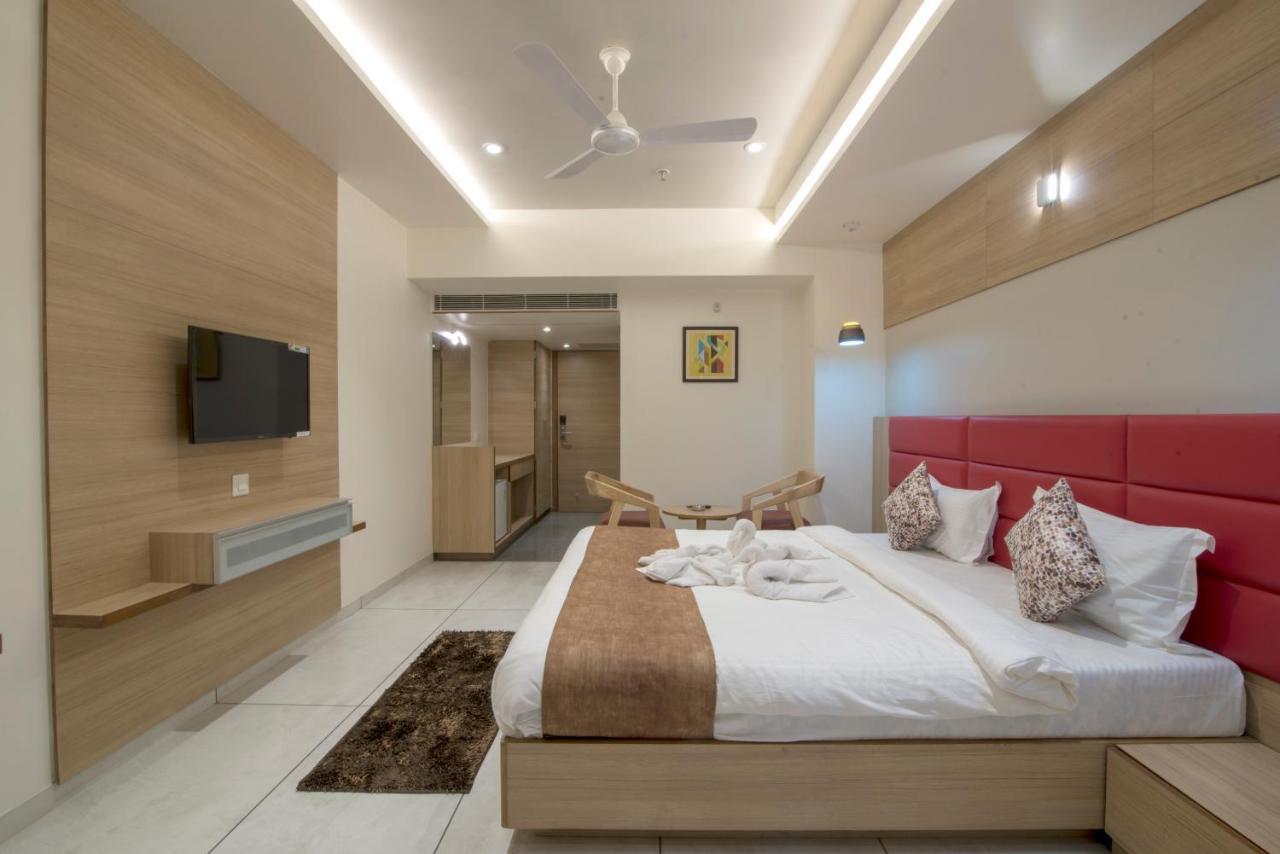 Hotel Silvera Grand Ahmedabad Bagian luar foto