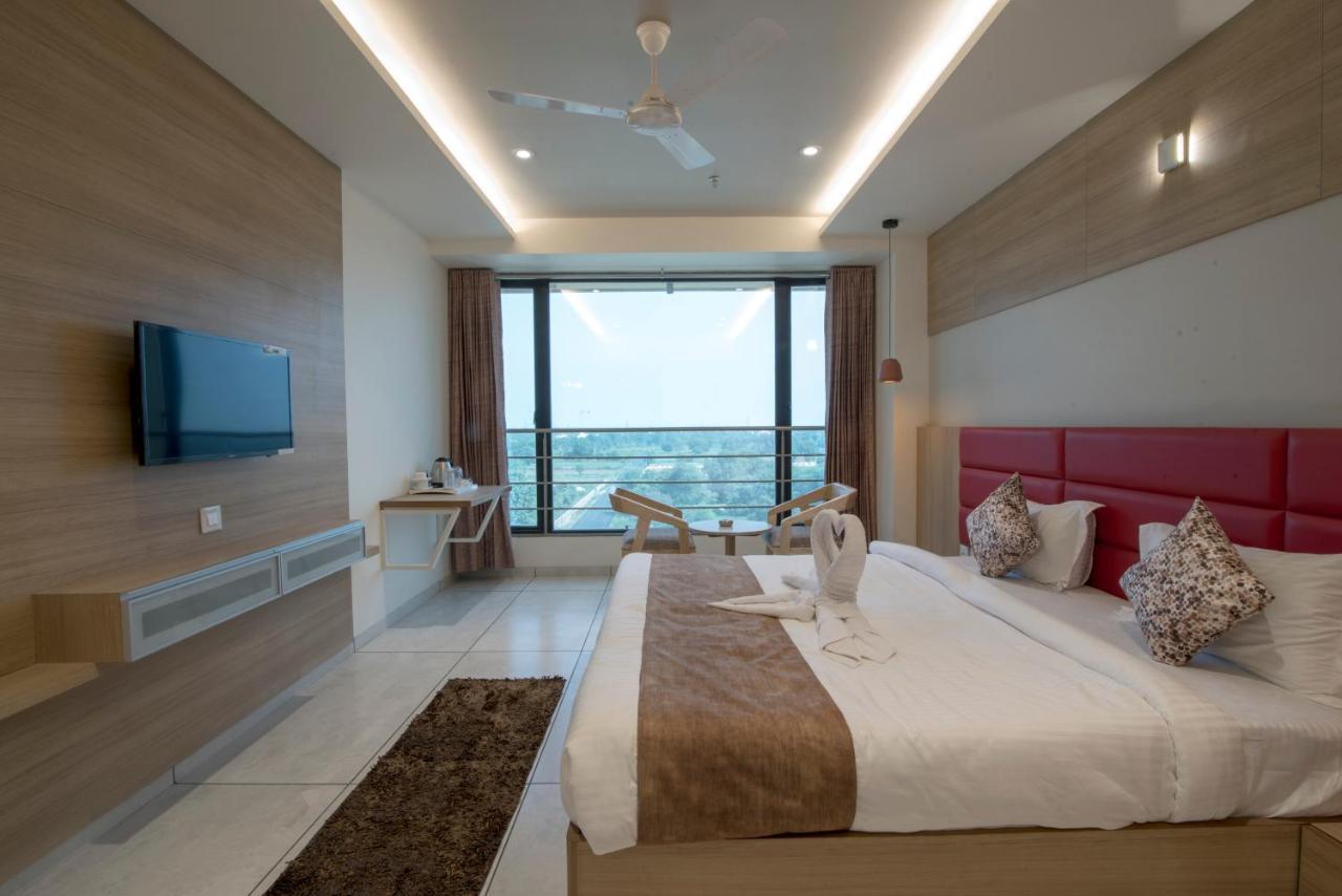 Hotel Silvera Grand Ahmedabad Bagian luar foto