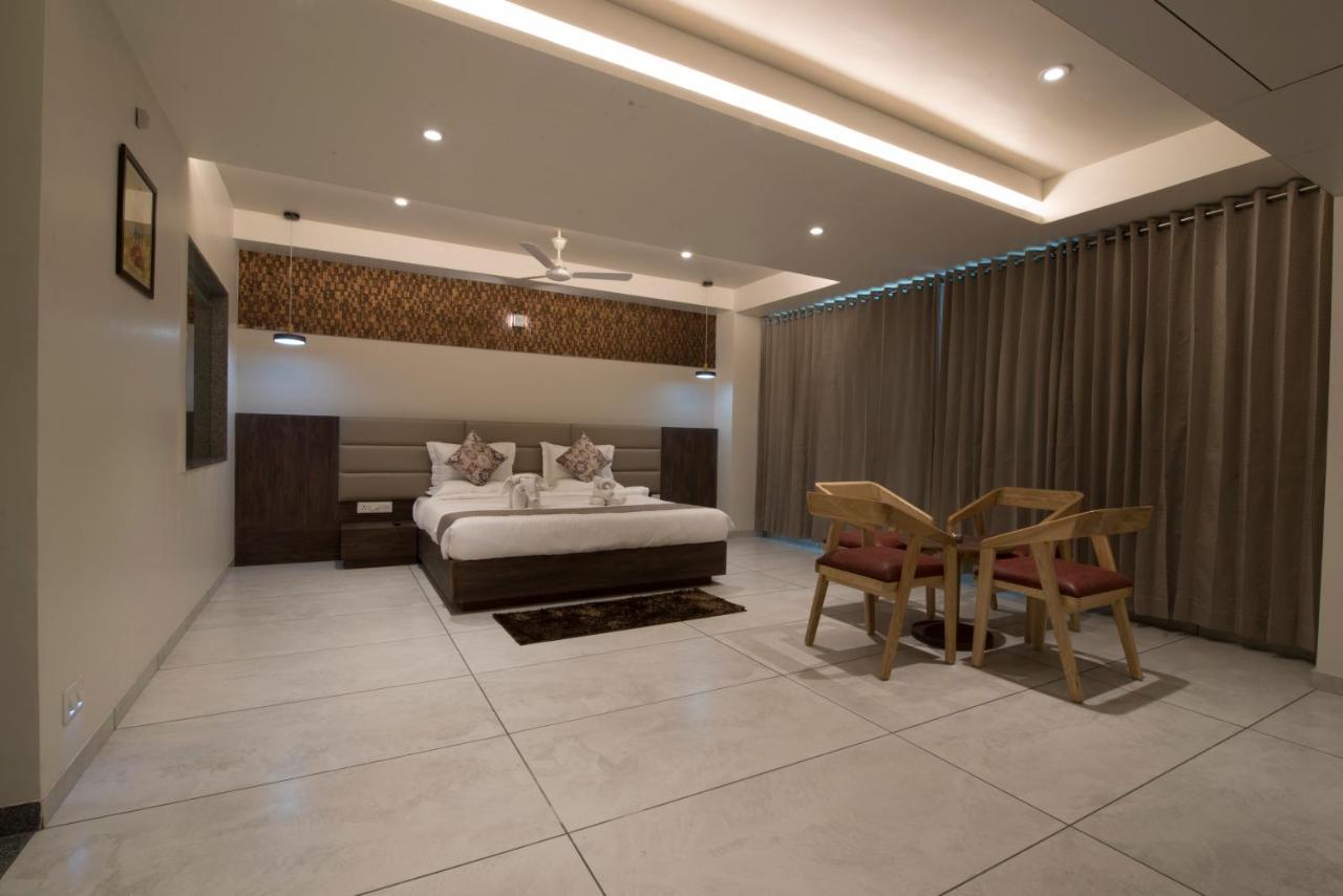 Hotel Silvera Grand Ahmedabad Bagian luar foto