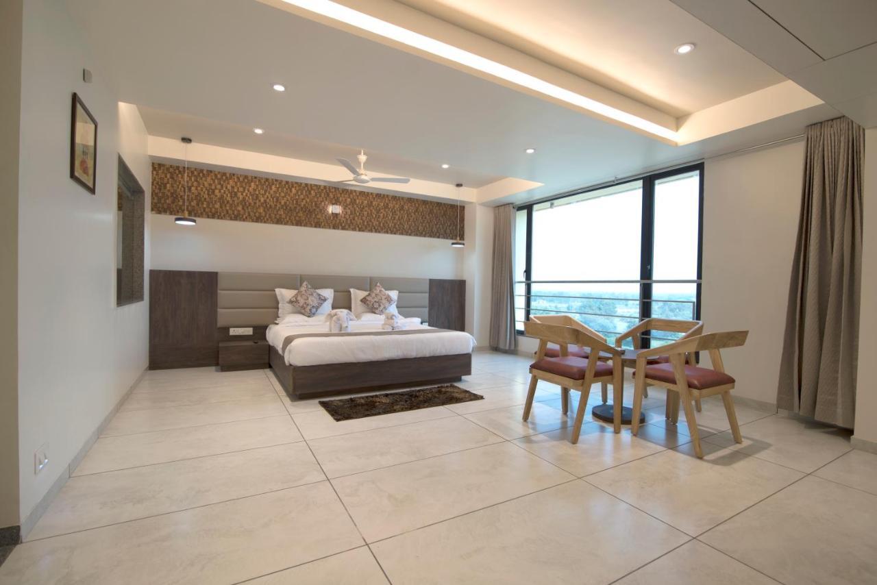 Hotel Silvera Grand Ahmedabad Bagian luar foto