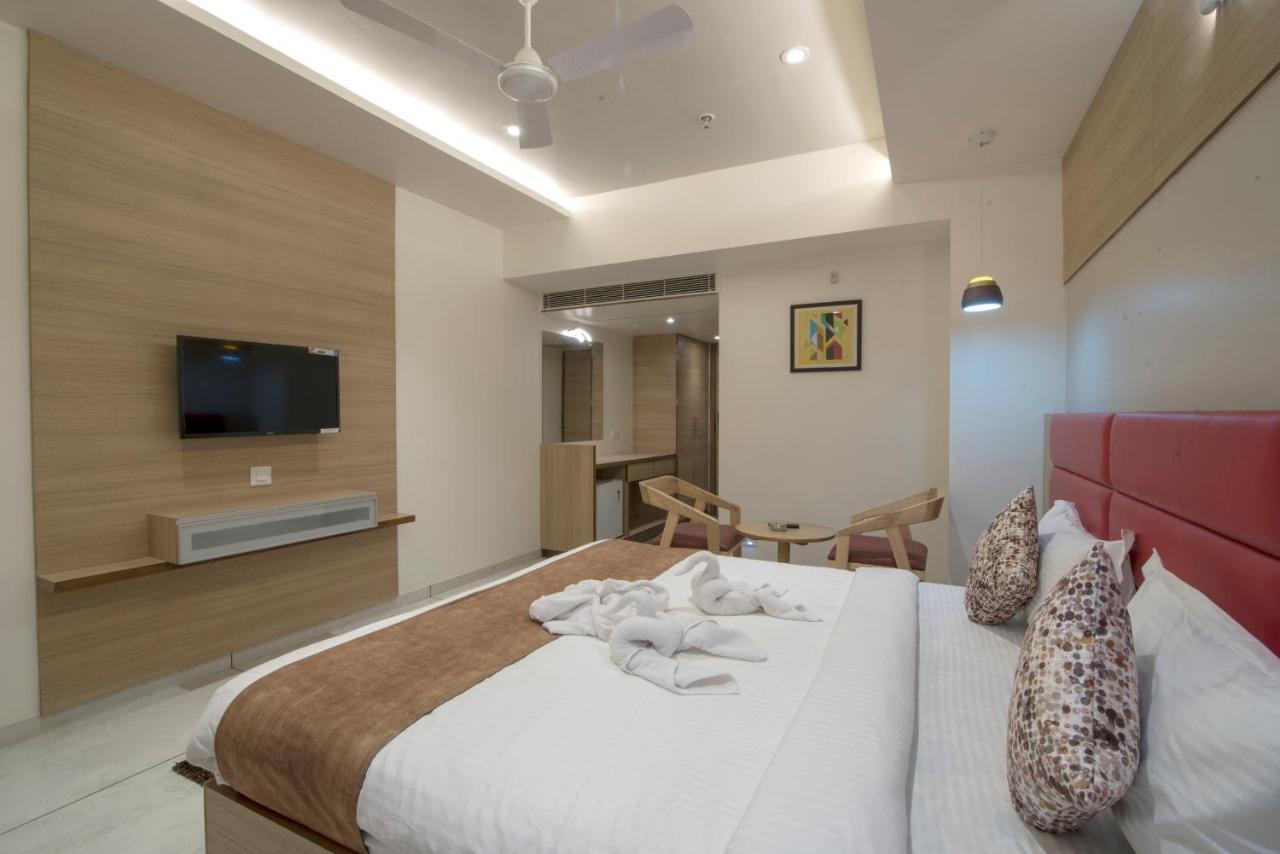 Hotel Silvera Grand Ahmedabad Bagian luar foto