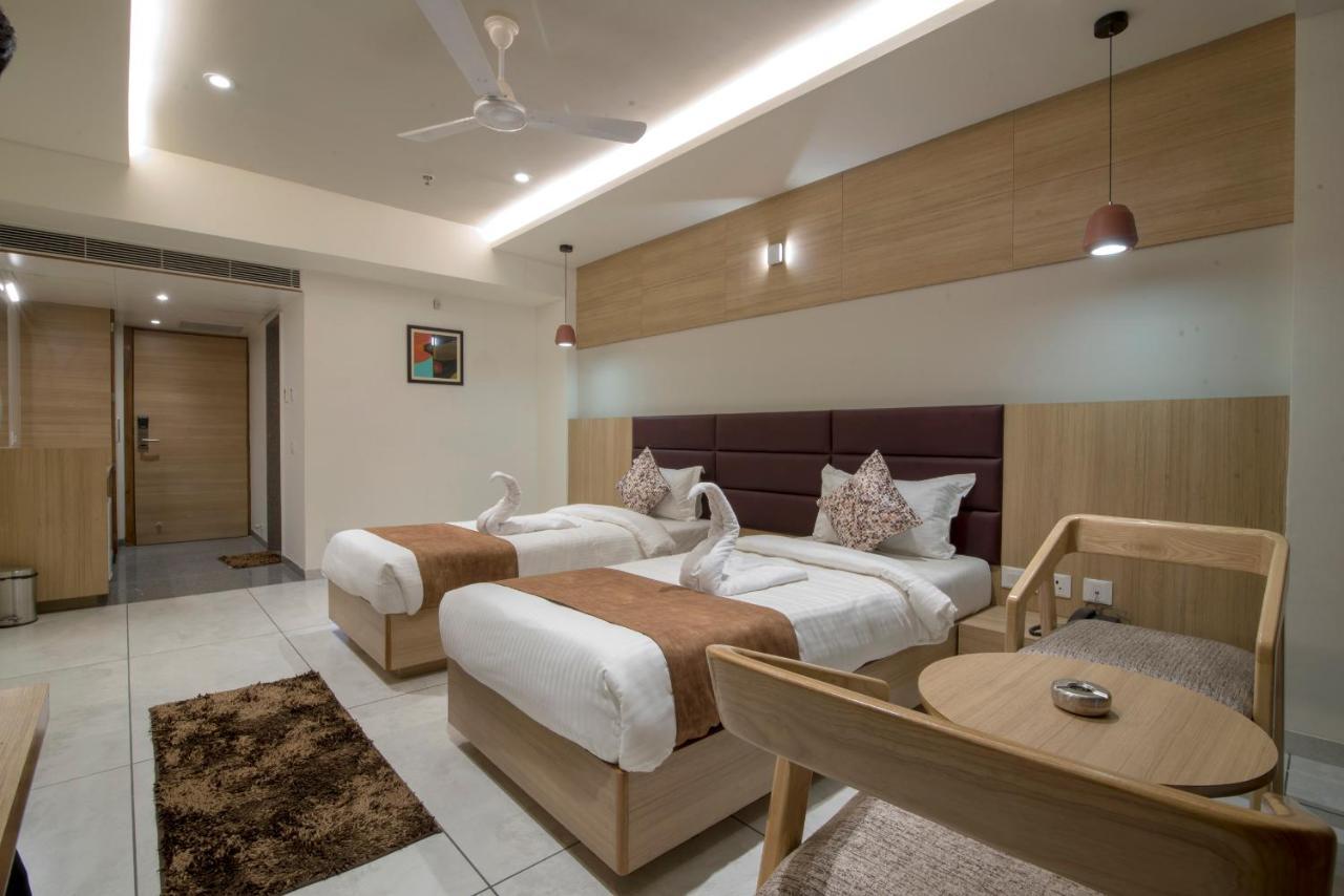 Hotel Silvera Grand Ahmedabad Bagian luar foto