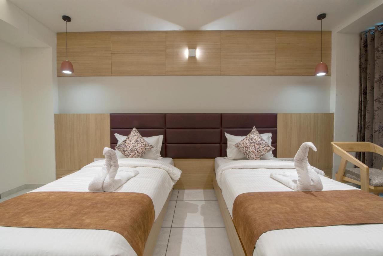 Hotel Silvera Grand Ahmedabad Bagian luar foto