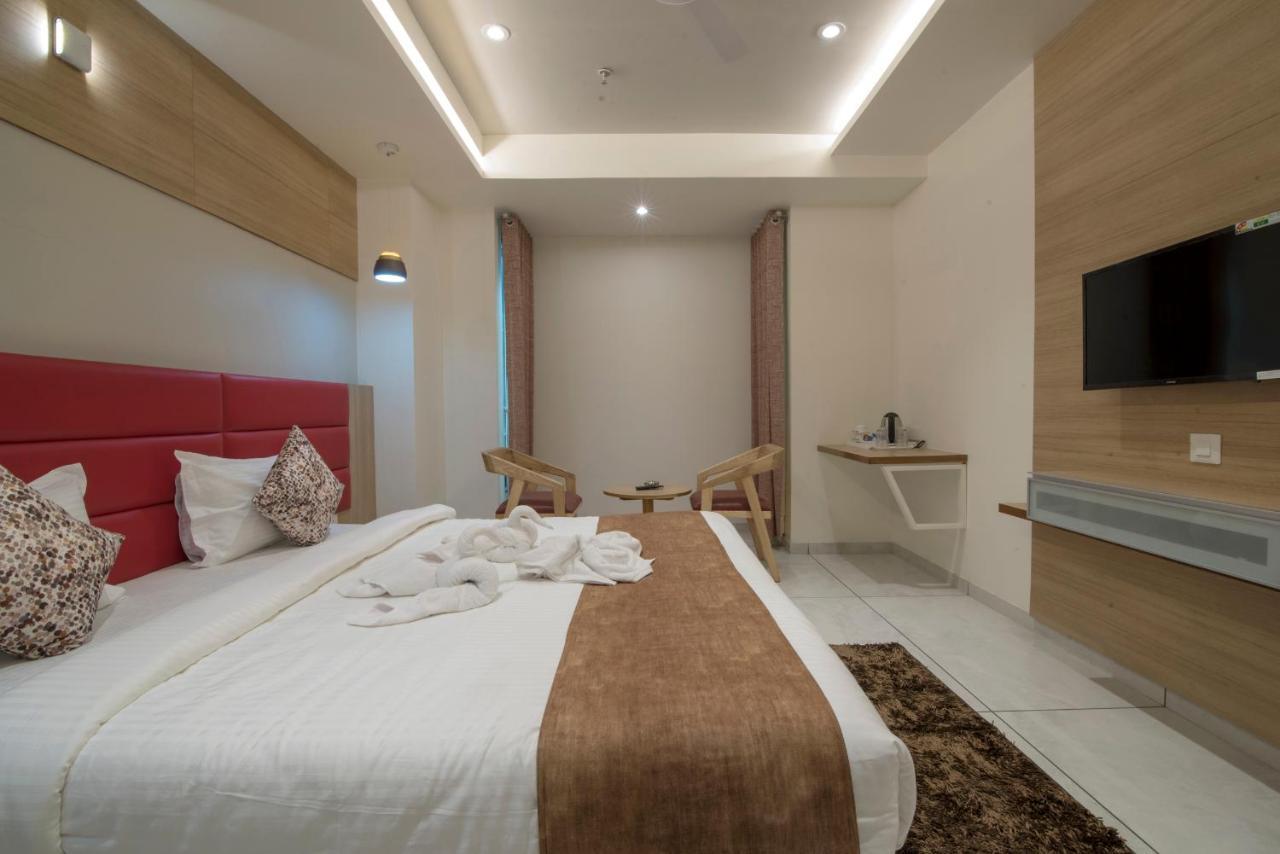 Hotel Silvera Grand Ahmedabad Bagian luar foto