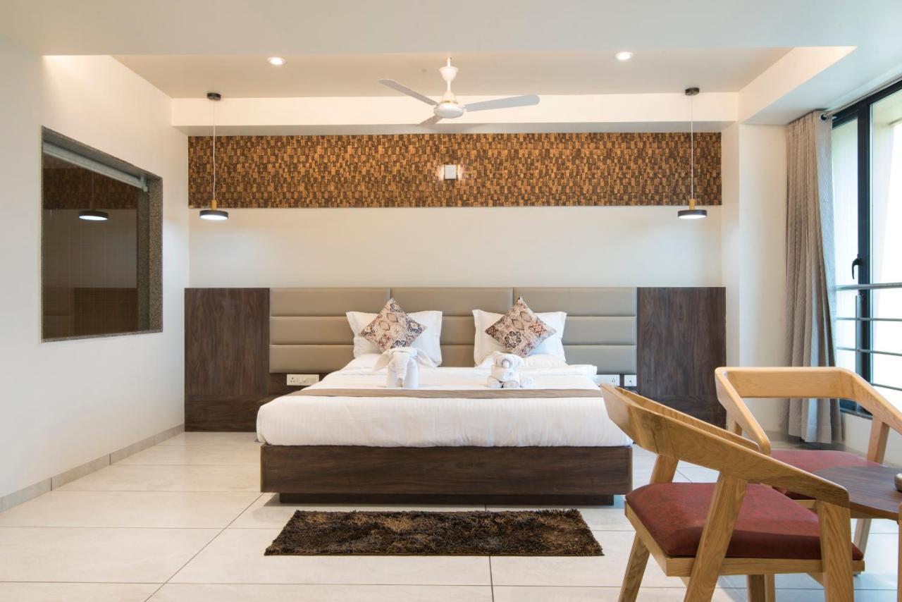 Hotel Silvera Grand Ahmedabad Bagian luar foto